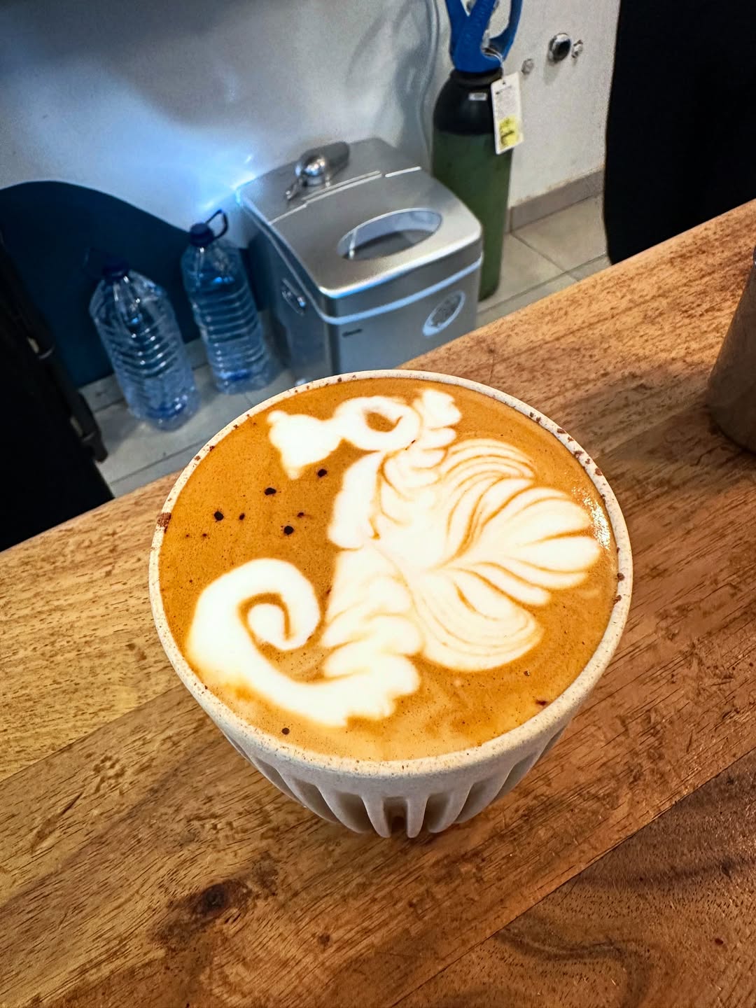 Latte com desenho na espuma, servido numa chávena clara
